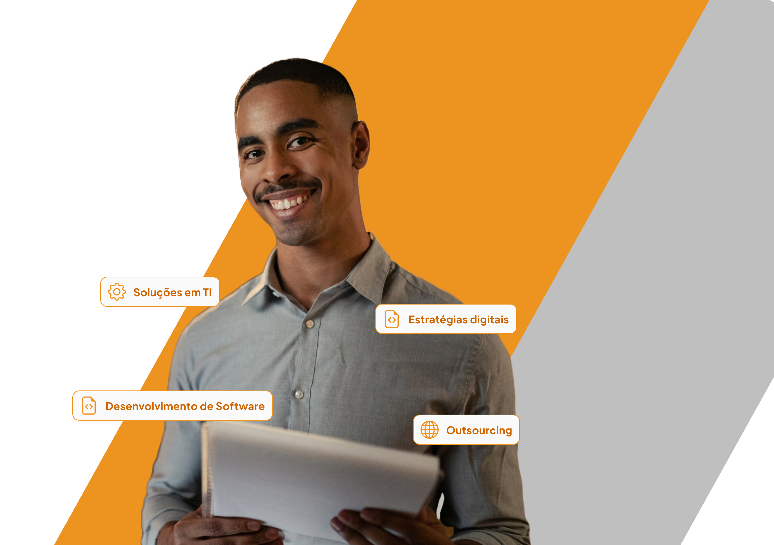 Consultor sorrindo segurando um caderno de anotações